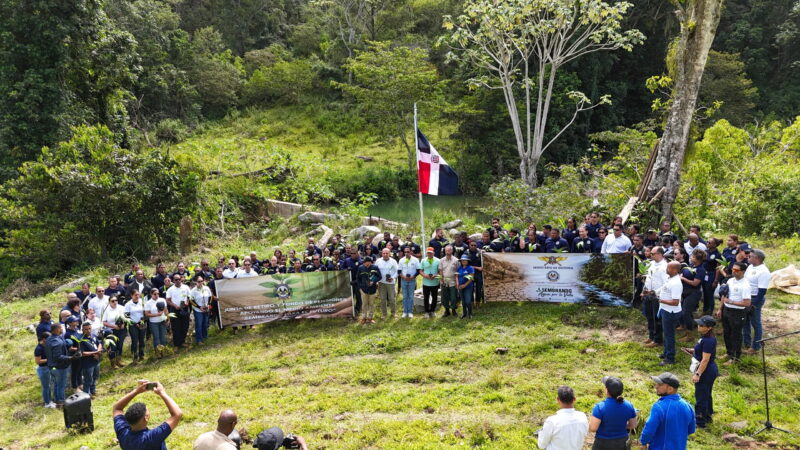 Ministerio de Defensa siembra esperanza y protege el agua mediante Jornada de Reforestación en Manabao