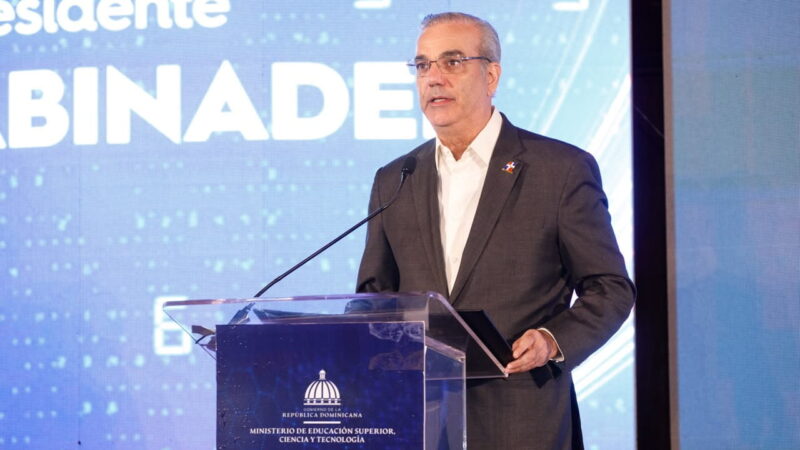 Presidente Abinader entrega 1,500 becas internacionales para cursar programas de especialización, maestrías y doctorados en universidades del extranjero