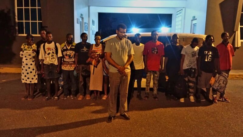 Ejército detiene a conductor dominicano transportando a 14 haitianos indocumentados en San José de las Matas