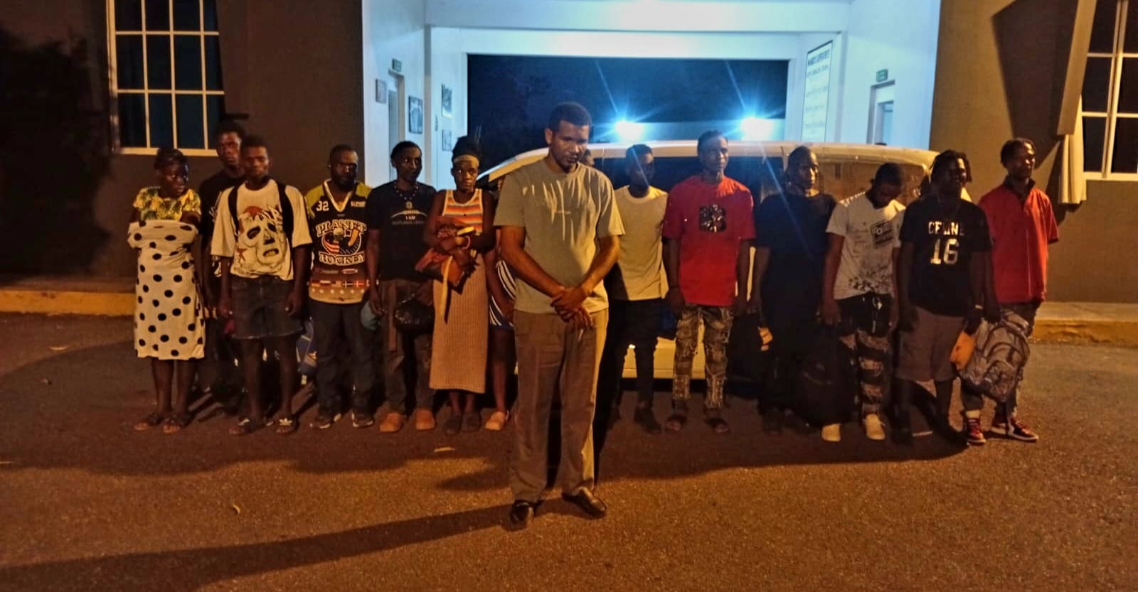 Ejército detiene a conductor dominicano transportando a 14 haitianos indocumentados en San José de las Matas