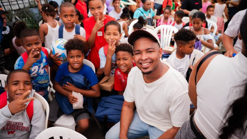 Ismael Almonte encabeza entrega útiles escolares a cientos de niños y adolescentes de Los Alcarrizos