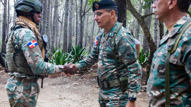 Comandante del Ejército recorre unidades fronterizas en provincias Pedernales e Independencia