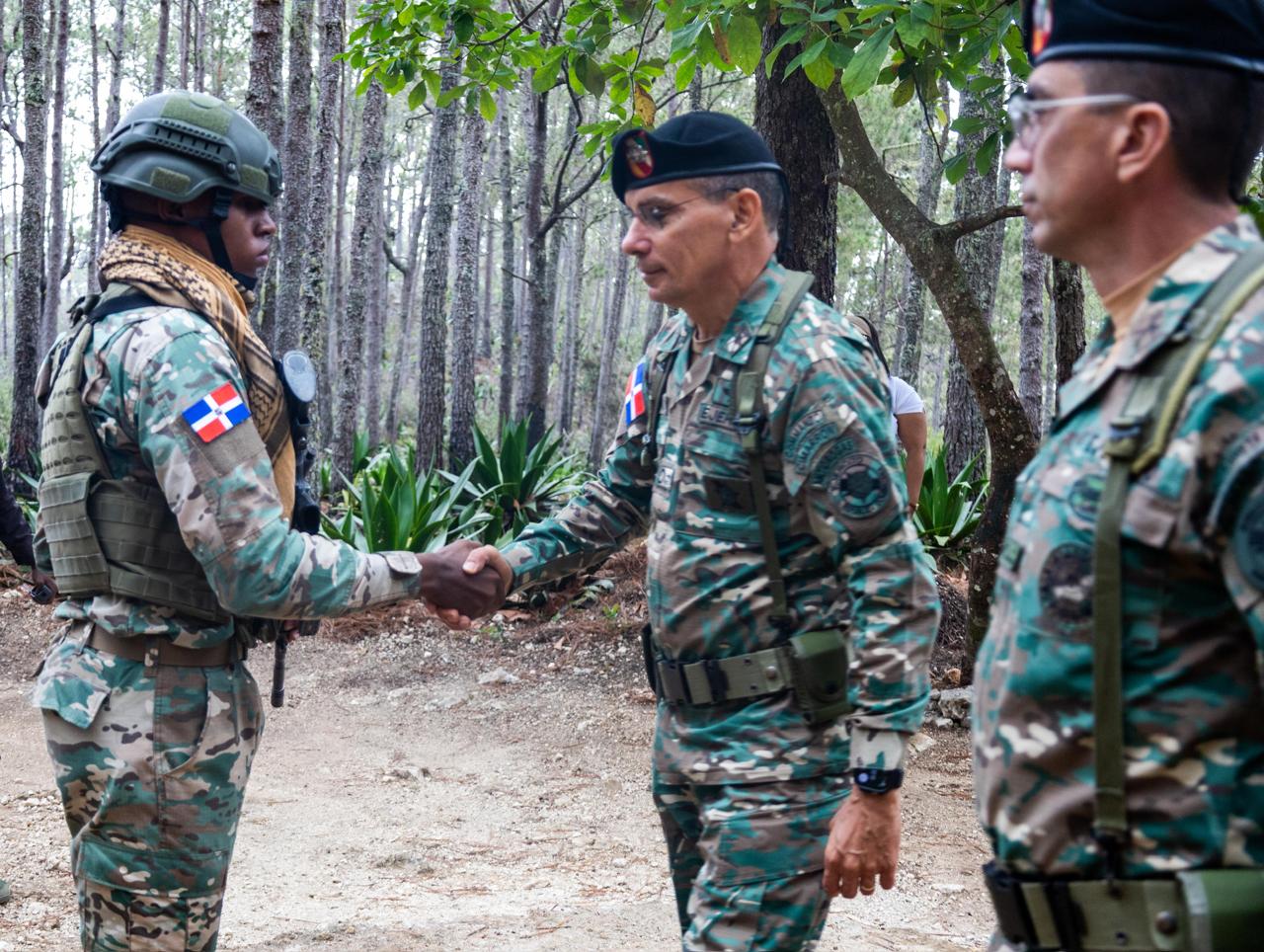 Comandante del Ejército recorre unidades fronterizas en provincias Pedernales e Independencia