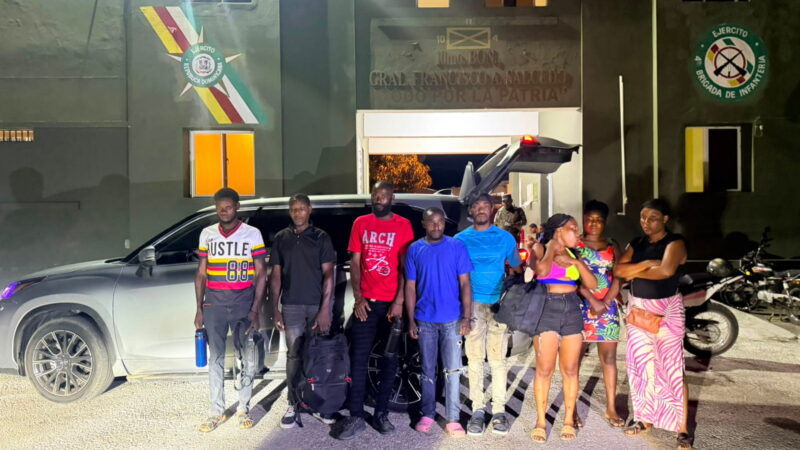 Ejército intercepta vehículo con ocho haitianos en condición migratoria irregular y detiene a dos dominicanos en Dajabón
