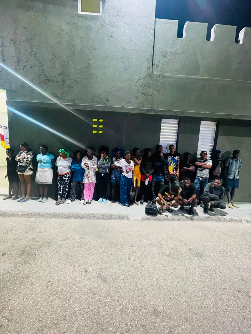 Soldados del Ejército interceptan a 76 nacionales haitianos y ocupan motocicletas en Elías Piña y Dajabón