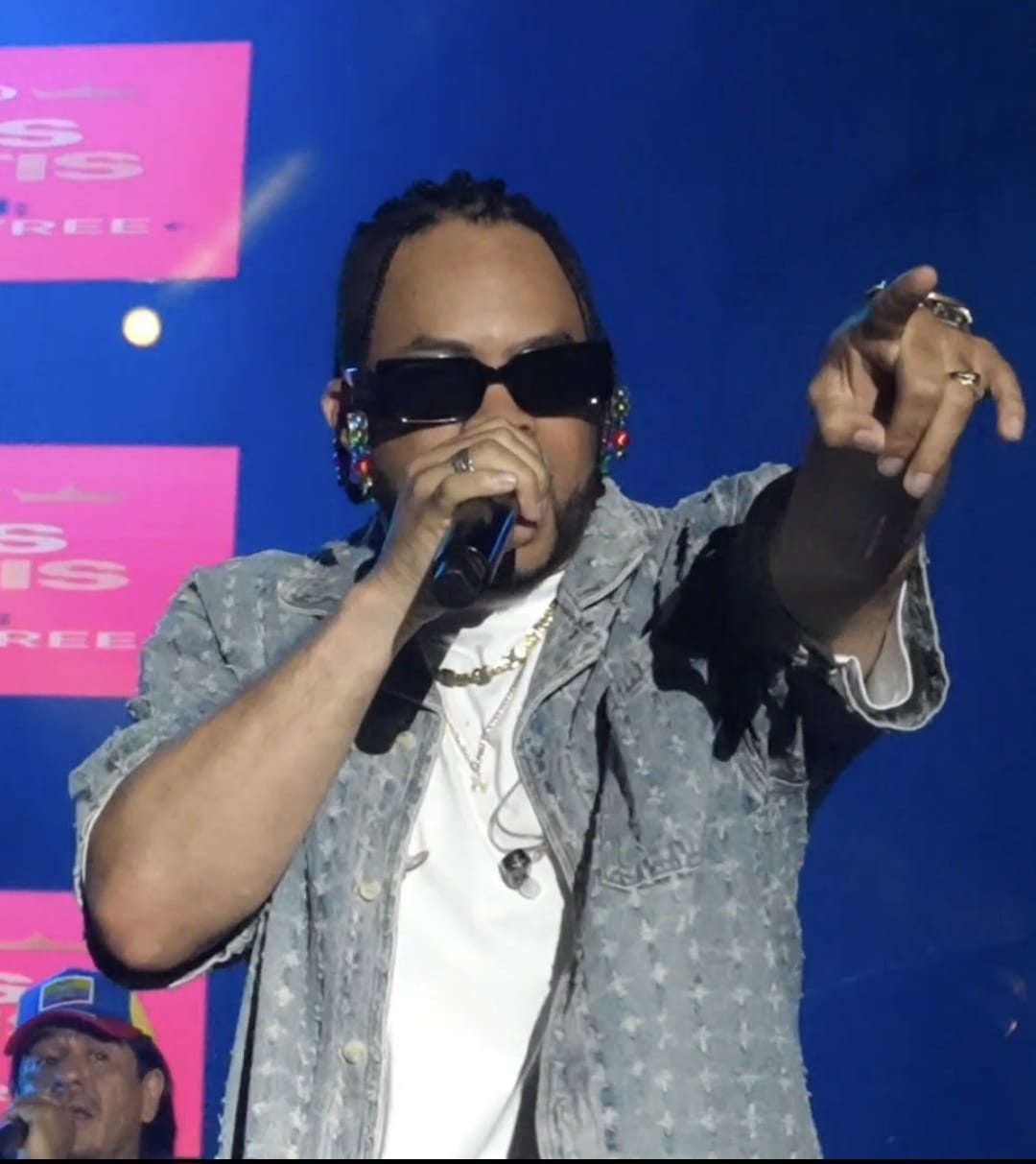 Artista dominicano Hansell Morine triunfa ante más de 90,000 personas en el Burger Show, en Ecuador