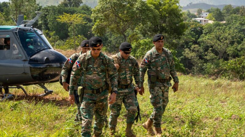 Comandante del Ejército supervisa unidades y puestos fronterizos desde Manzanillo hasta Pedro Santana