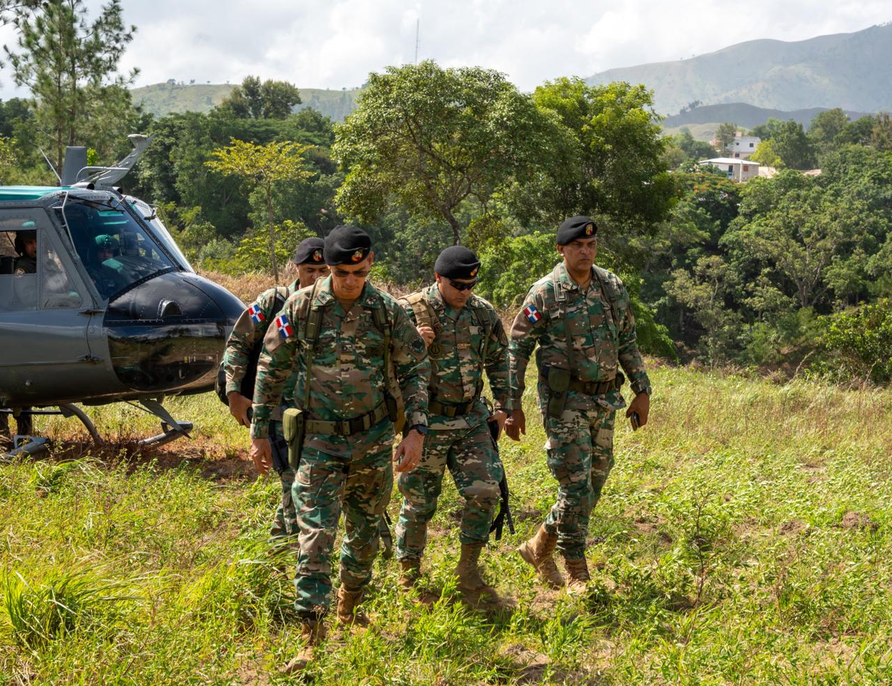 Comandante del Ejército supervisa unidades y puestos fronterizos desde Manzanillo hasta Pedro Santana