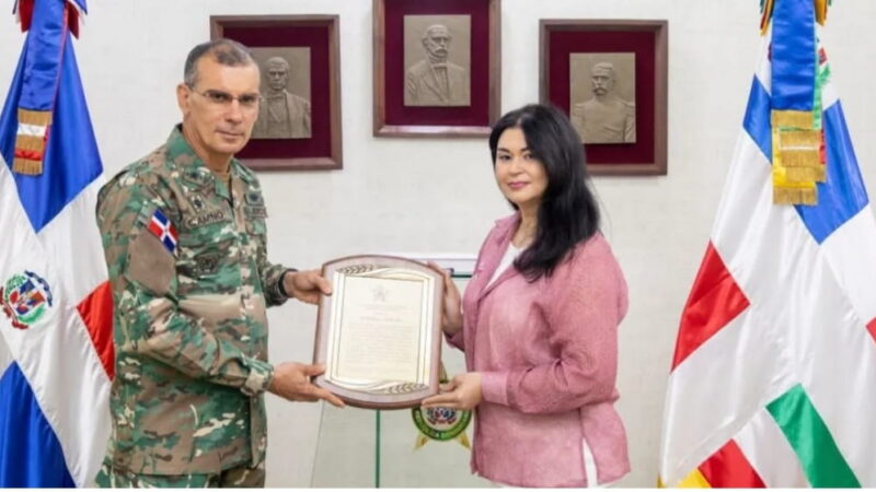 Ejército reconoce la trayectoria y valiosos aportes de la periodista Mariela Caamaño en el área de comunicaciones de la institución