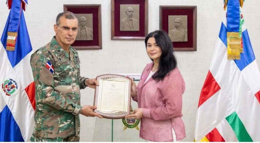 Ejército reconoce la trayectoria y valiosos aportes de la periodista Mariela Caamaño en el área de comunicaciones de la institución