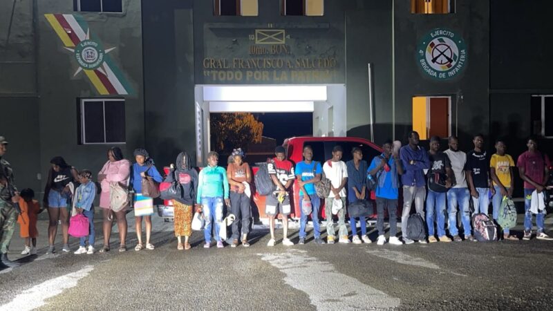 Ejército detiene 19 haitianos indocumentados ocultos en una camioneta que intentó evadir puesto de chequeo en Dajabón
