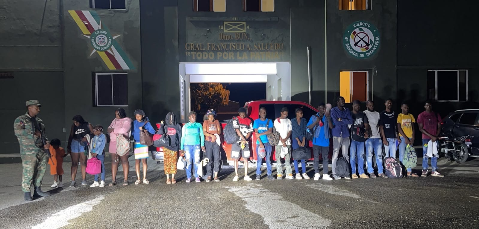Ejército detiene 19 haitianos indocumentados ocultos en una camioneta que intentó evadir puesto de chequeo en Dajabón