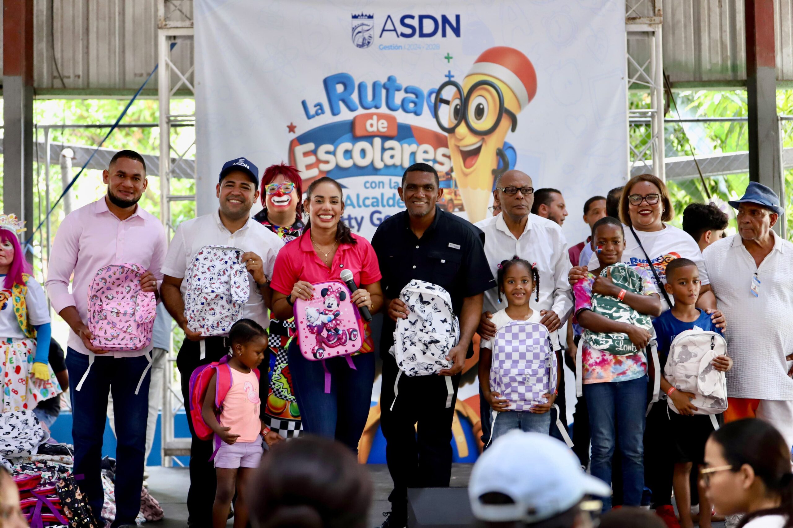 Alcaldesa Betty Gerónimo encabeza inicio de“La Ruta Escolar” con entrega de útiles escolares en Los Casabes y Los Guaricanos