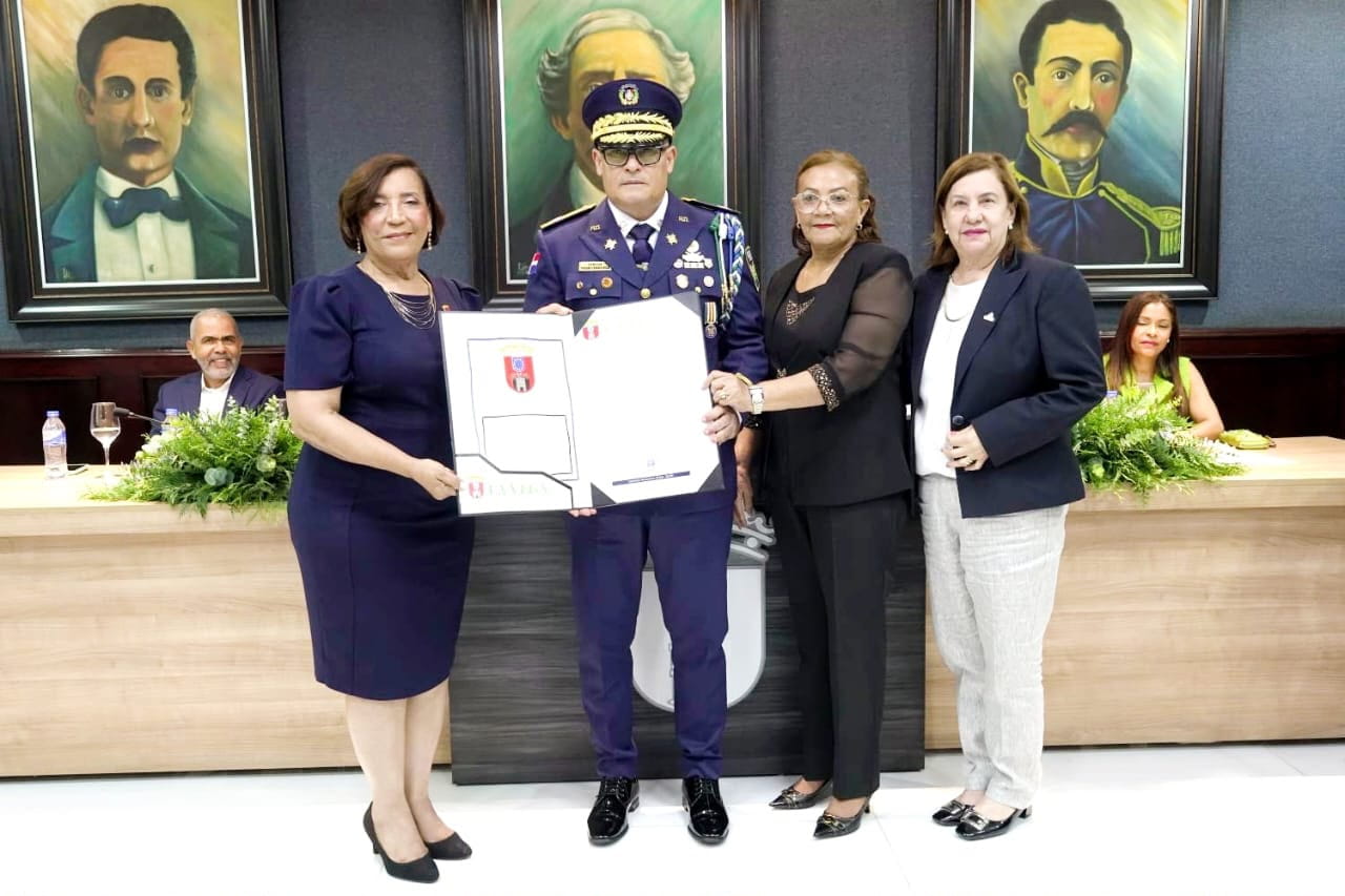 Alcaldía de La Vega distingue como hijos adoptivos y meritorios al general Juan Pablo Ferreira Verás y al coronel Rafael Guillermo Guzmán Chomalí