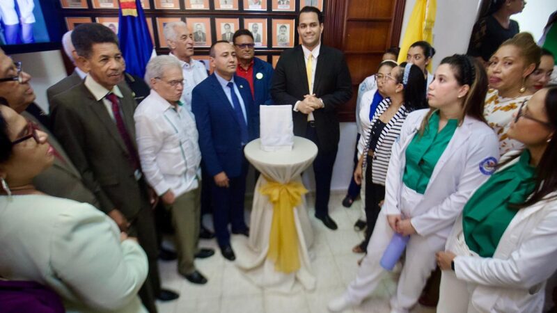 Develan retrato del Dr. Christian Mateo Michelis en el marco de la Semana del Médico