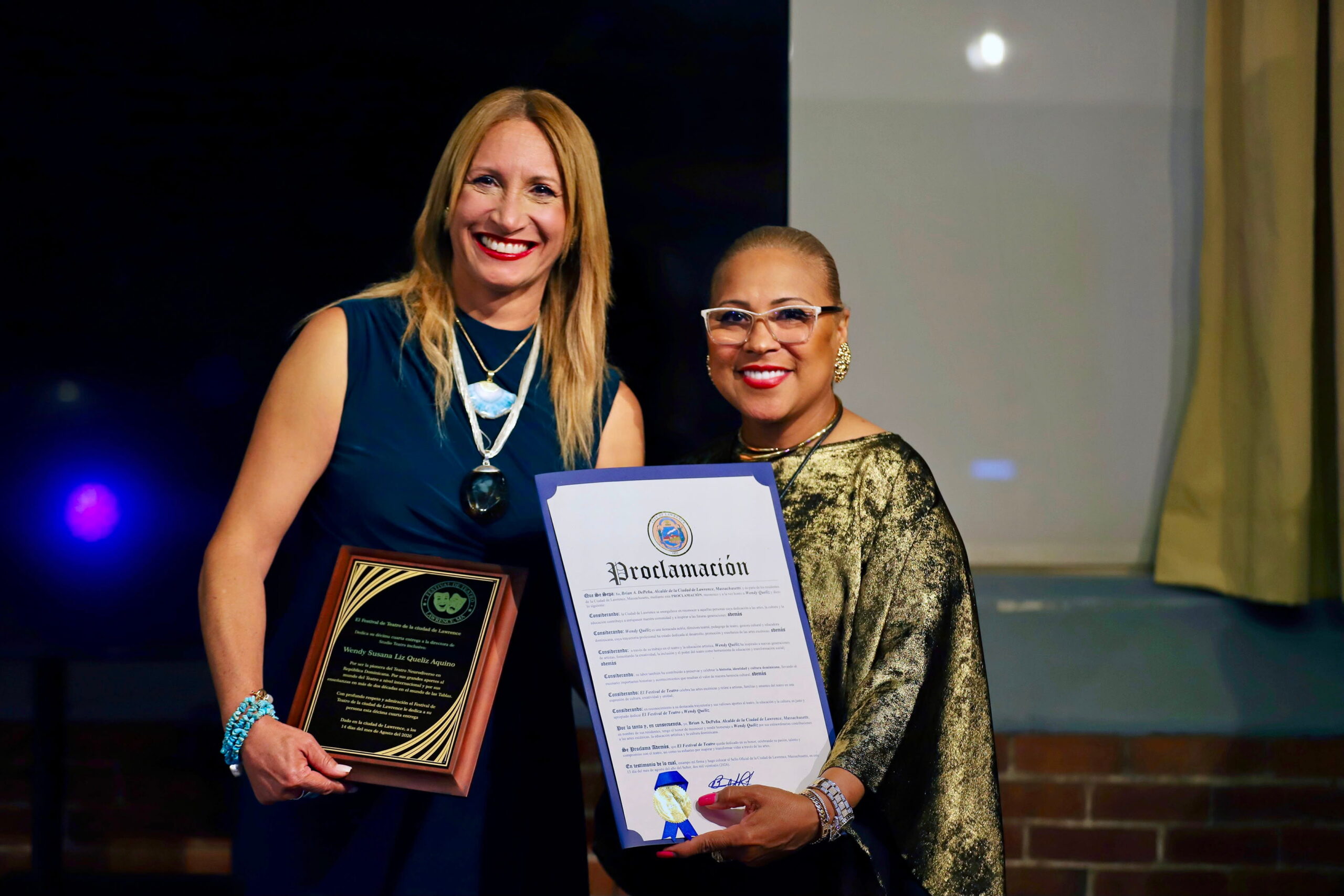 Wendy Queliz recibe cinco reconocimientos en Estados Unidos por su destacada labor en el teatro inclusivo