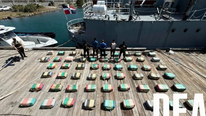 DEA felicita a la DNCD por incautación de 1,360 paquetes de cocaína y destaca fortaleza de alianza con RD
