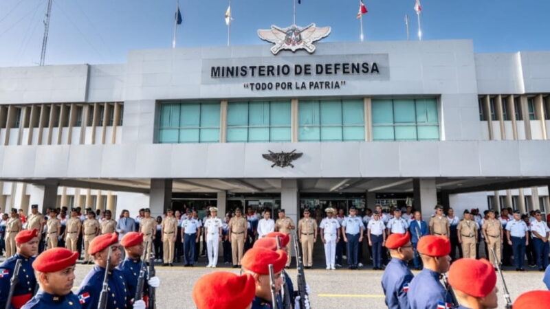 MIDE honra con izada especial de bandera y condecoraciones a atletas militares y policiales medallistas de Santo Domingo 2026