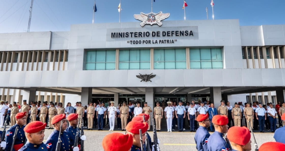 MIDE honra con izada especial de bandera y condecoraciones a atletas militares y policiales medallistas de Santo Domingo 2026