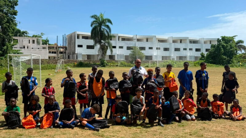 Abogado César Ruiz entrega mochilas a 2 mil niños de escasos recursos en Las Terrenas