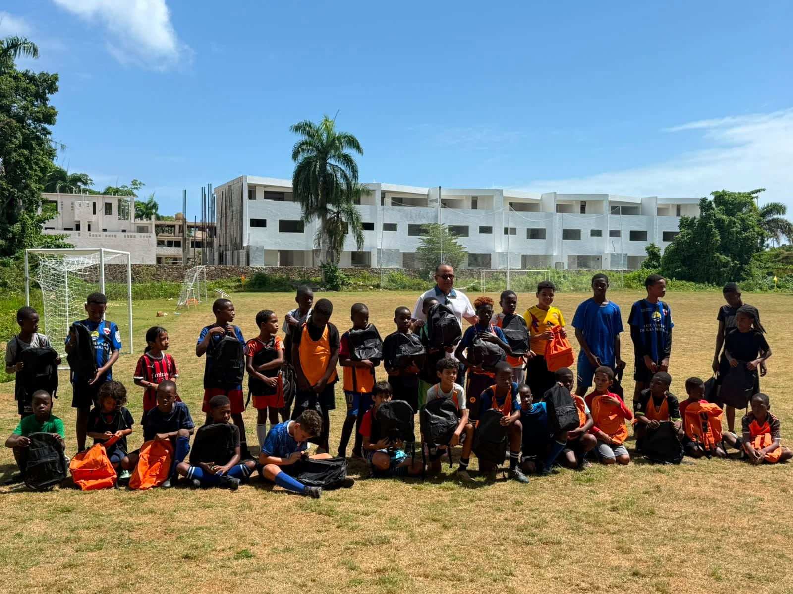 Abogado César Ruiz entrega mochilas a 2 mil niños de escasos recursos en Las Terrenas