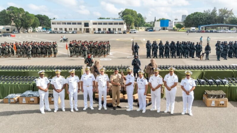 Ministerio de Defensa fortalece capacidades de la Armada y la Fuerza Aérea con entrega de equipos militares y uniformes