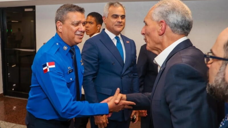Director del CESAC recibe al presidente de Honduras Nasry Asfura Zablah a su llegada a RD
