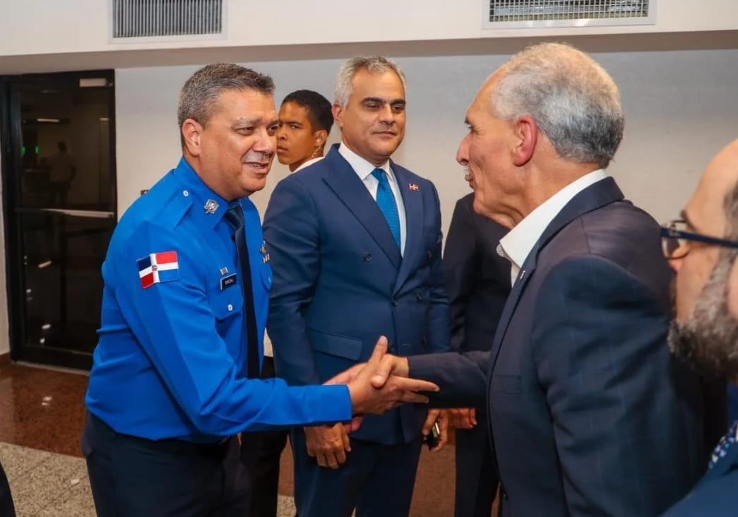 Director del CESAC recibe al presidente de Honduras Nasry Asfura Zablah a su llegada a RD