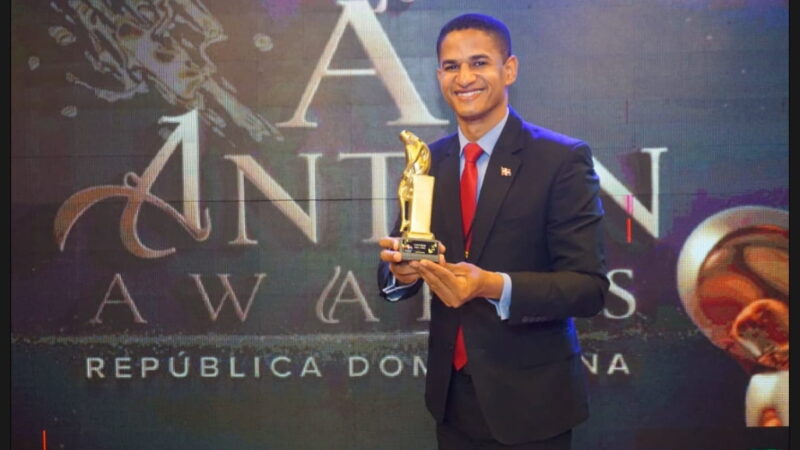 Raphy De León es reconocido como locutor del año en los Anton Awards 2026