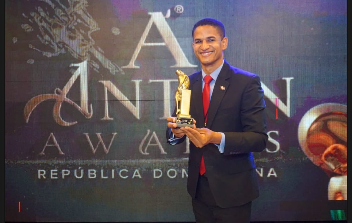 Raphy De León es reconocido como locutor del año en los Anton Awards 2026