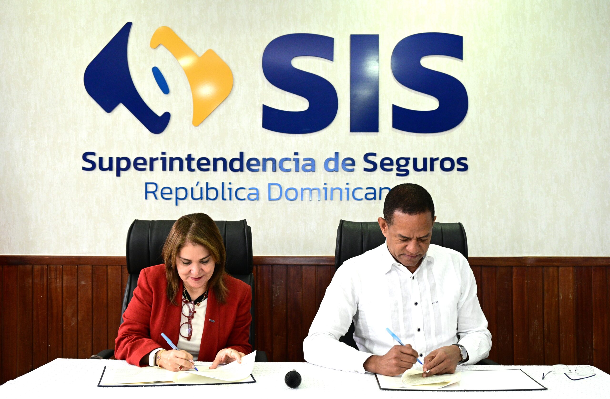 Superintendencia de Seguros y UNIBE acuerdan fortalecer capacitación y cultura de cumplimiento en el sector
