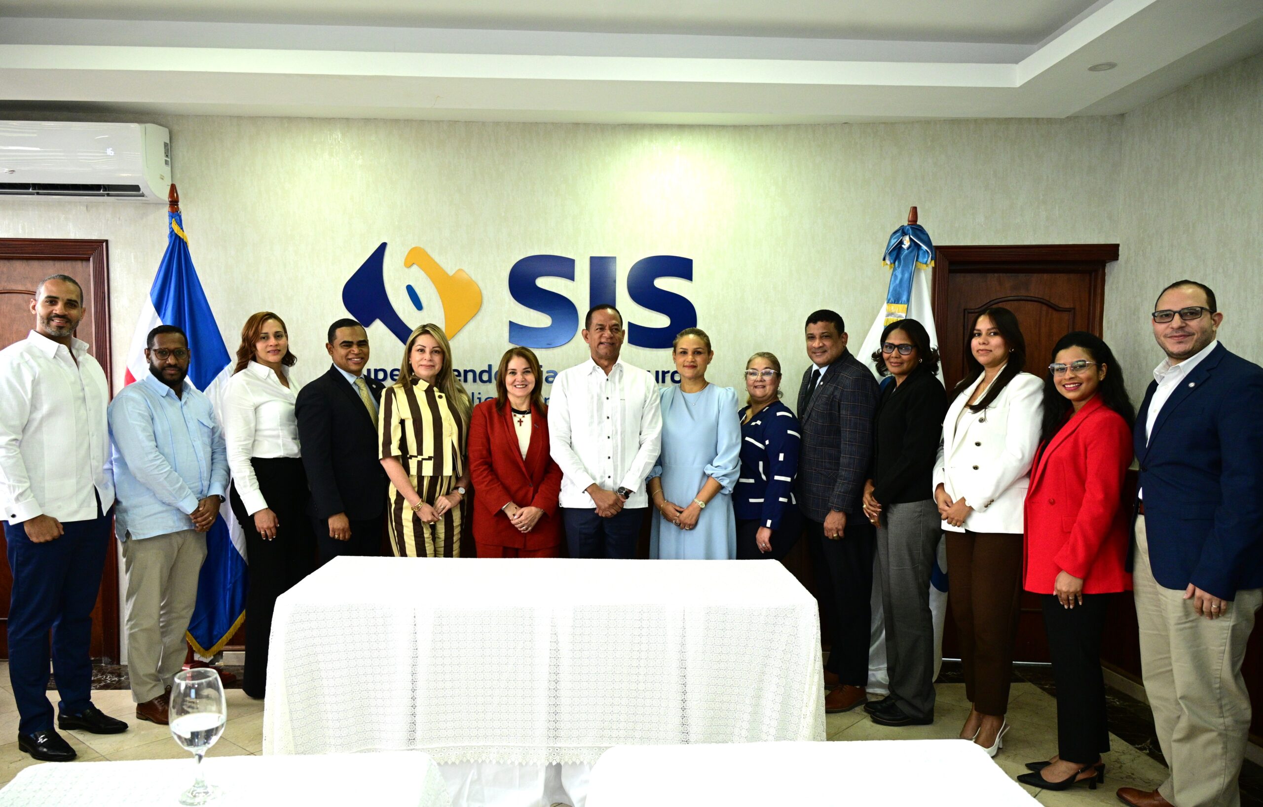 Superintendencia de Seguros y UNIBE acuerdan fortalecer capacitación y cultura de cumplimiento en el sector