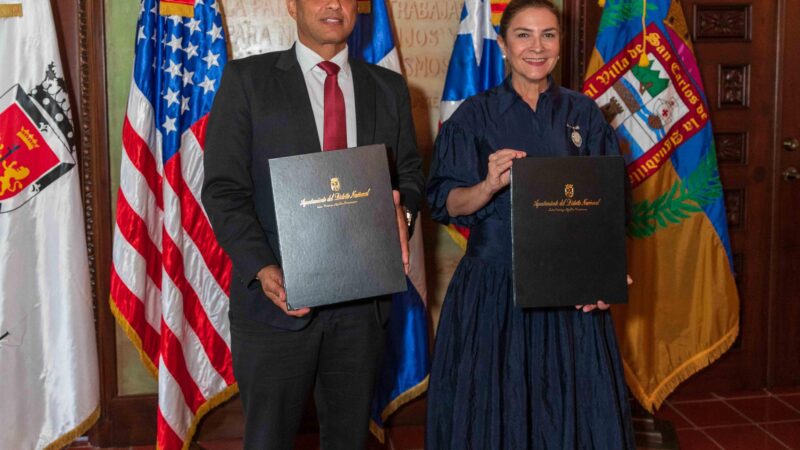 Carolina Mejía y Julio Roldán firman pacto histórico para promover cooperación y comercio entre SD y Aguadilla