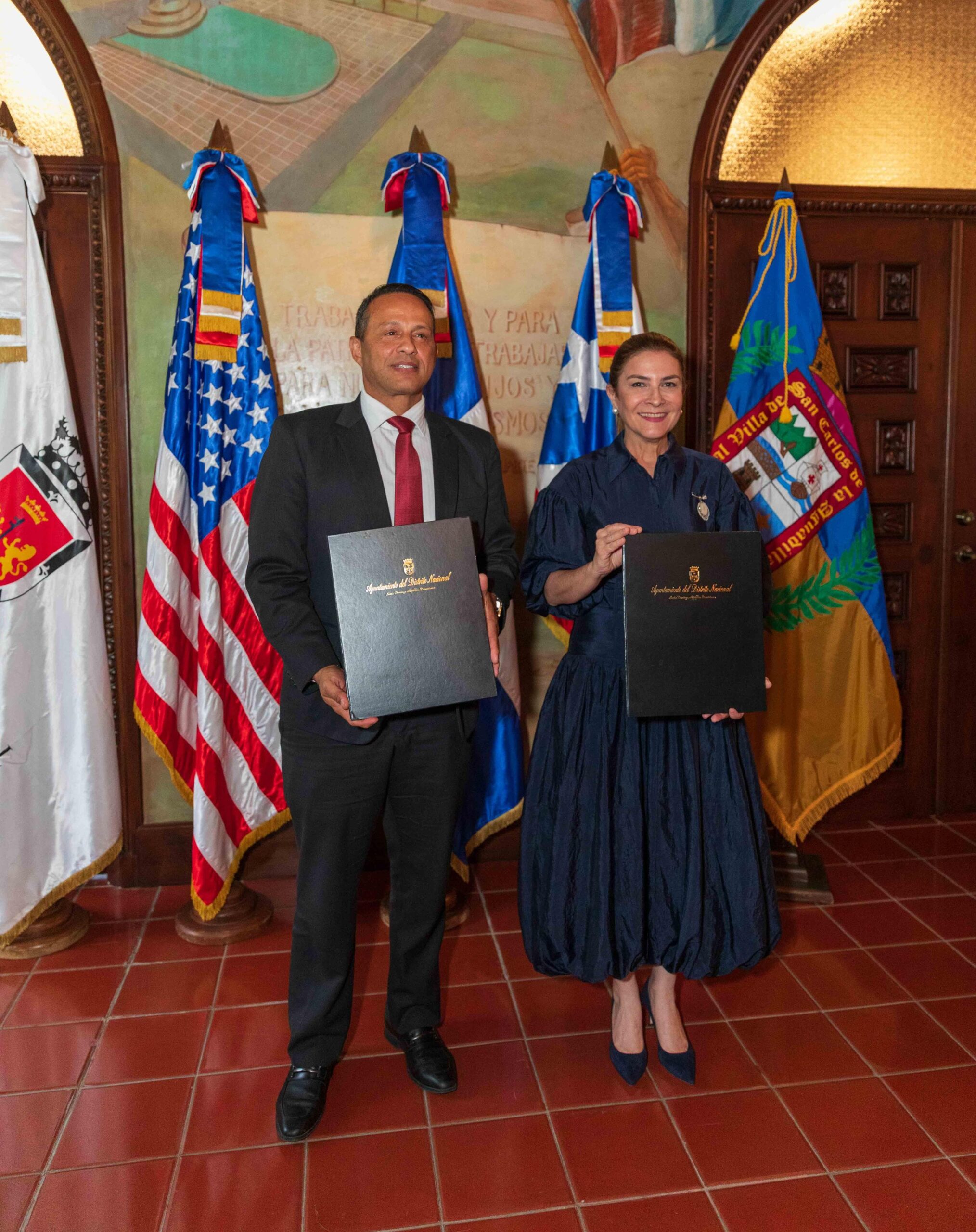 Carolina Mejía y Julio Roldán firman pacto histórico para promover cooperación y comercio entre SD y Aguadilla