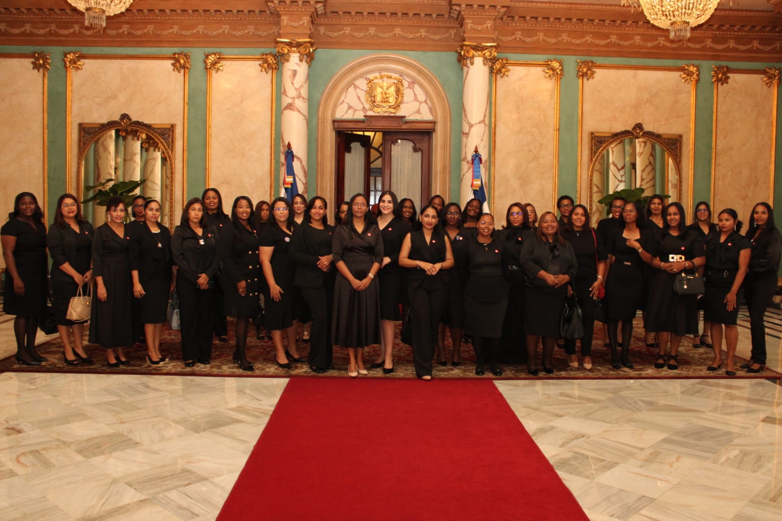 La comunidad «Mujer Integral» realiza visita institucional al Palacio Nacional de la RD