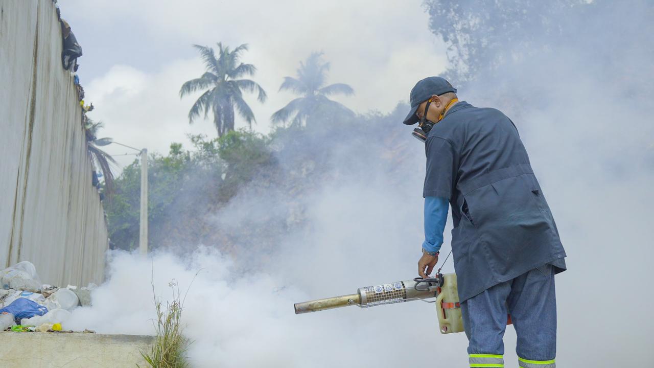 Eco5RD fortalece jornada de fumigación en estaciones de transferencia, pesaje y zonas cercanas