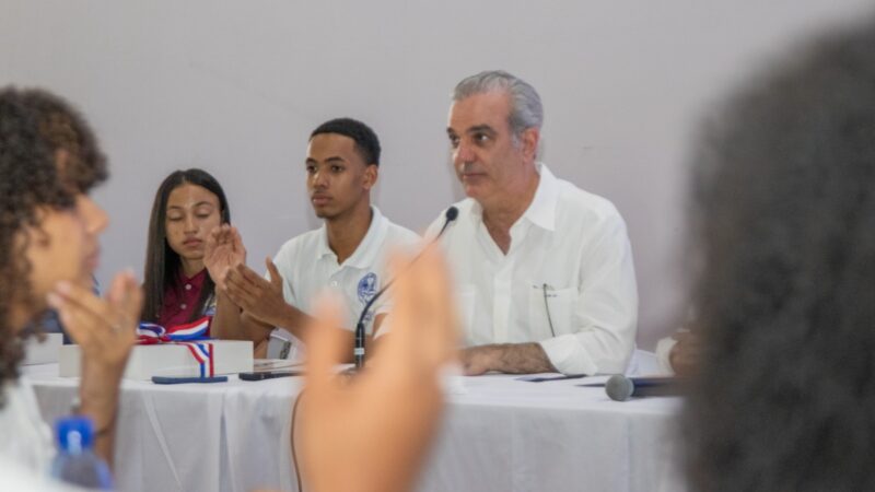 Presidente Luis Abinader entrega 436 becas del ITLA para impulsar la educación tecnológica en Pedro Brand