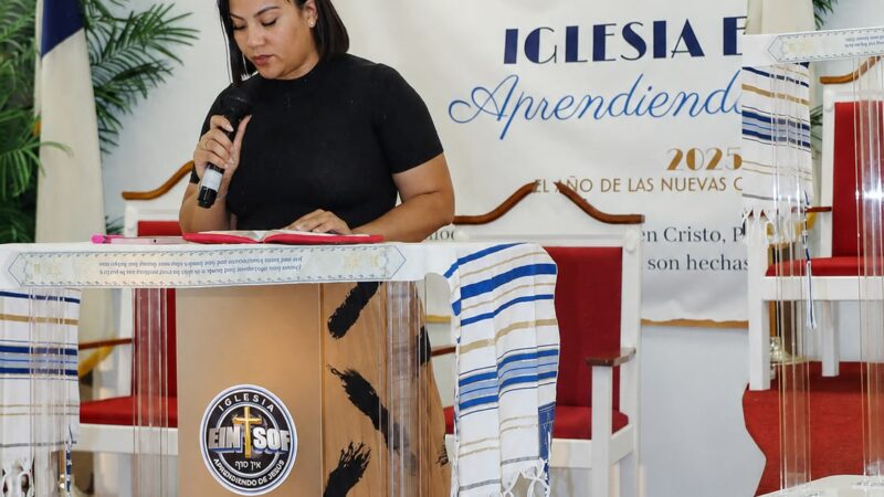 Eliana Mejía es galardonada por su liderazgo y aporte al crecimiento de la mujer latina