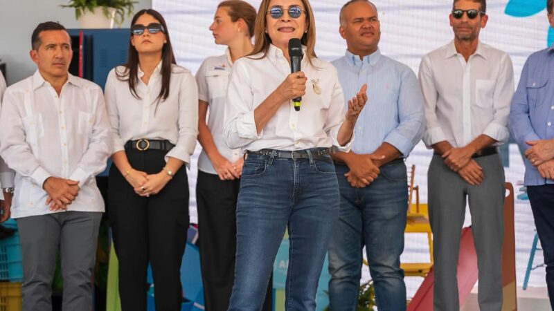Carolina Mejía alivia el bolsillo de las familias en Plásticos por Útiles Escolares