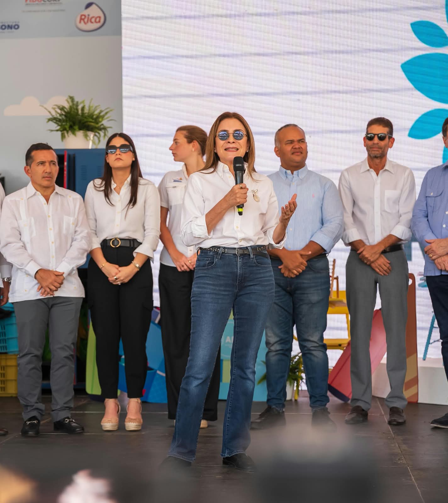 Carolina Mejía alivia el bolsillo de las familias en Plásticos por Útiles Escolares