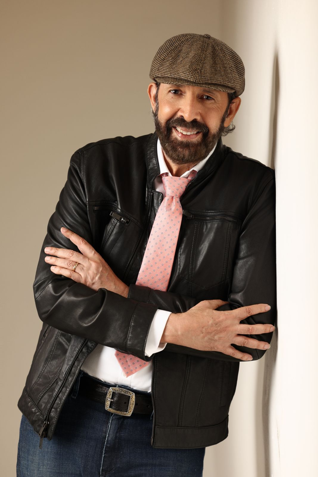 Juan Luis Guerra se acompaña del coro “Más que Vencedores” y nos regala el “Canto a la Patria” en un momento muy especial en la clausura de los Centroamericanos y del Caribe de su República Dominicana