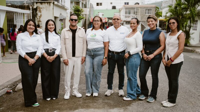 Jóvenes empresarios, comunicadores y profesionales llevan útiles escolares a Villa Rosa