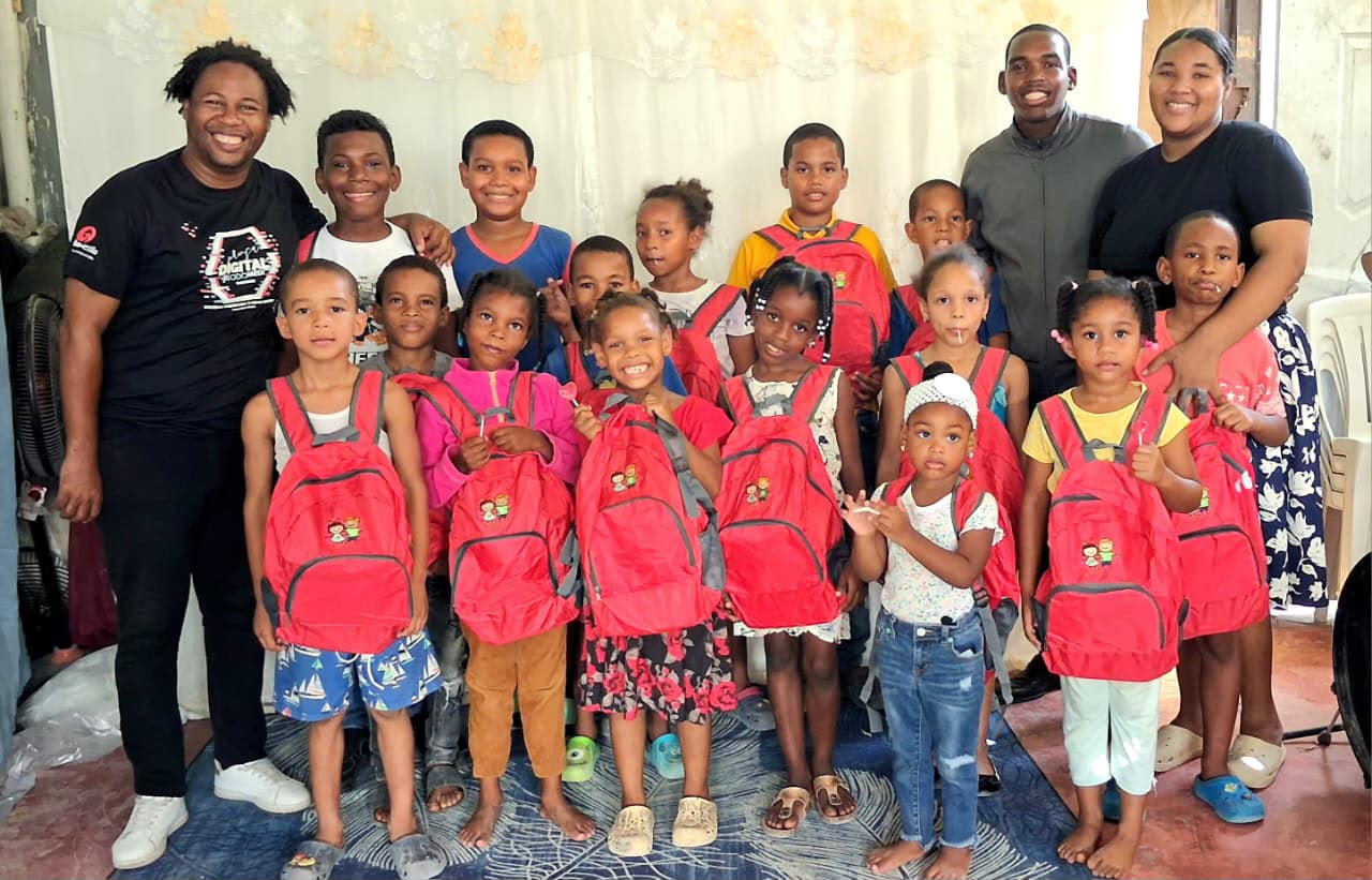 Fundación Fox Farlen realiza jornada de entrega de útiles escolares junto a SODOMEDI