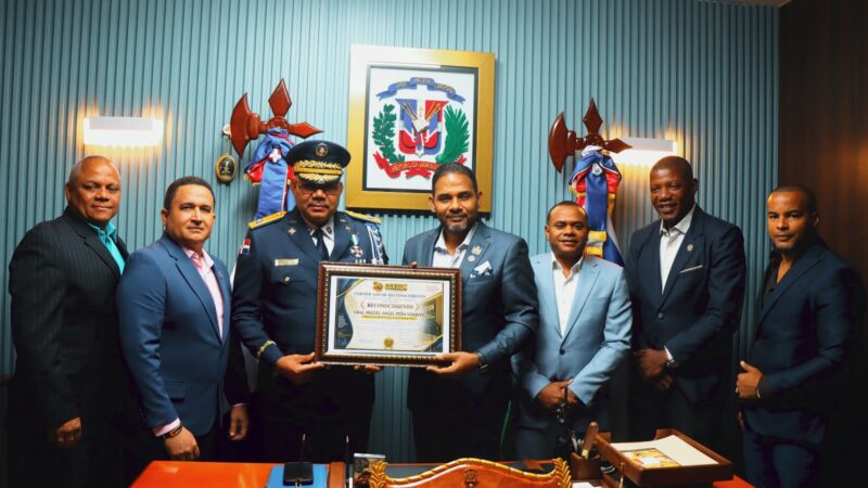 Cámara de Comercio y Empresarial de Santo Domingo Norte reconoce labor del general Miguel Ángel Peña Vásquez