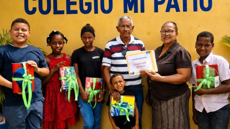 Entregan beca y útiles escolares en Los Alcarrizos